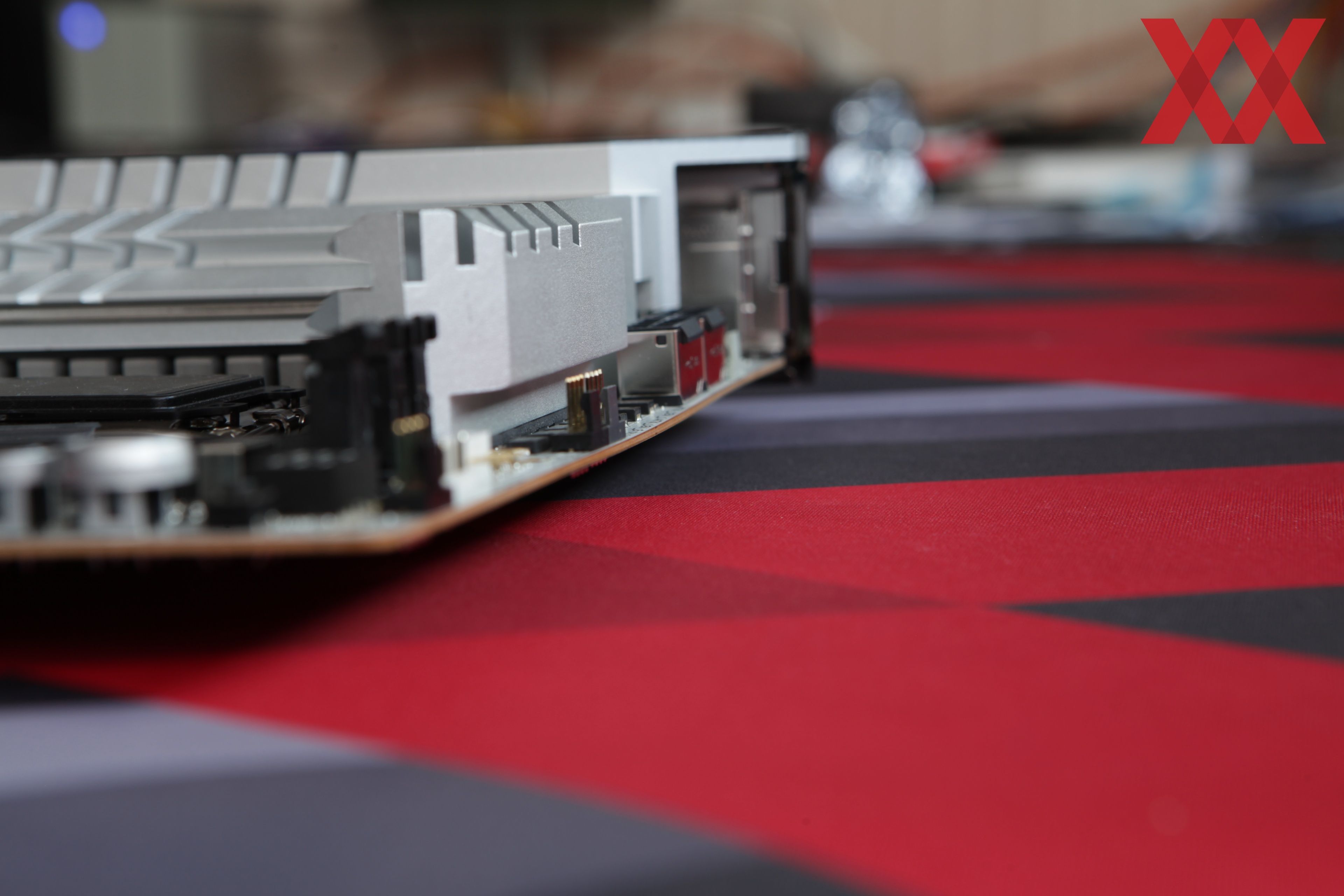 Für unsere DDR5-7000+ Tests: Das ASUS ROG Maximus Z790 Apex vorgestellt ...