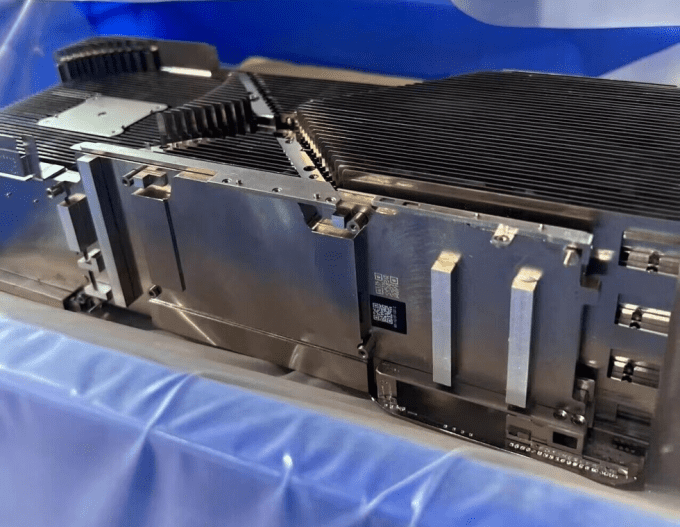 Утекли снимки массивного кулера: RTX 40 на 900 Вт