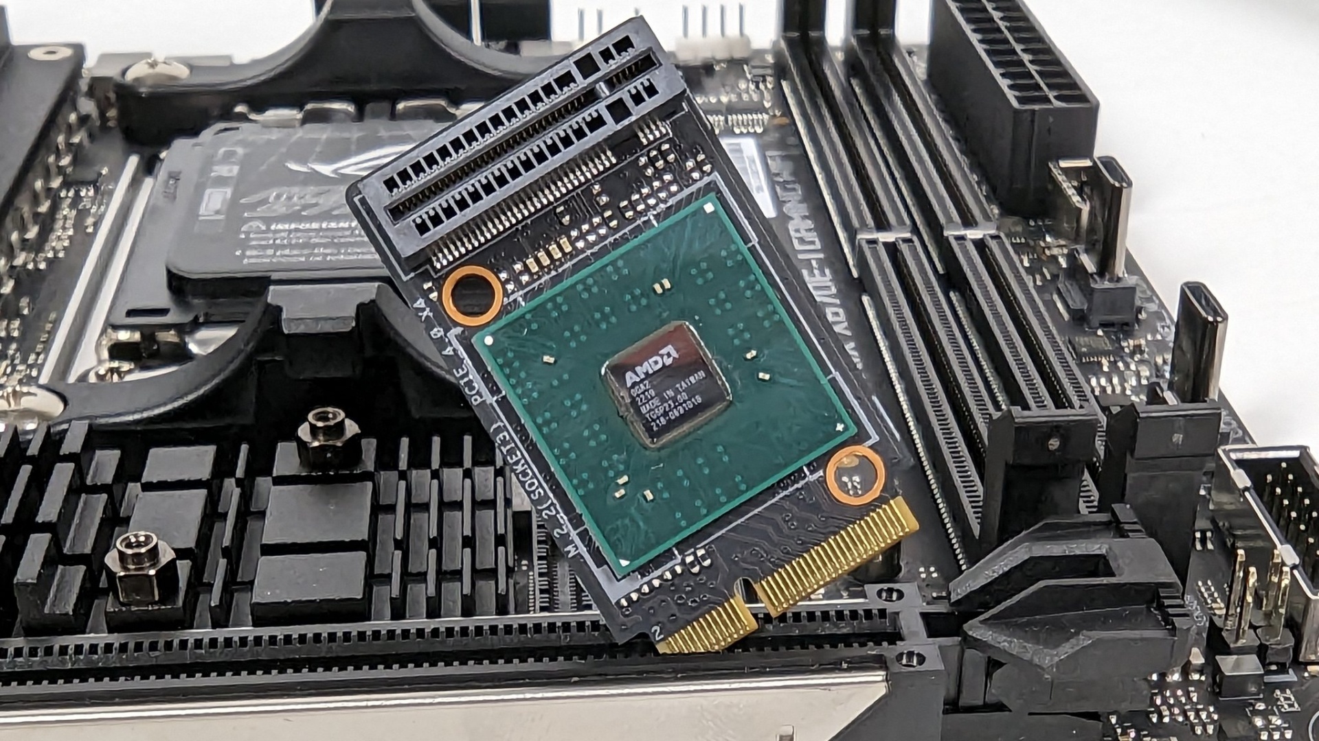 asus-rog-strix-x670e-i-uniko-1_1920px.jpg