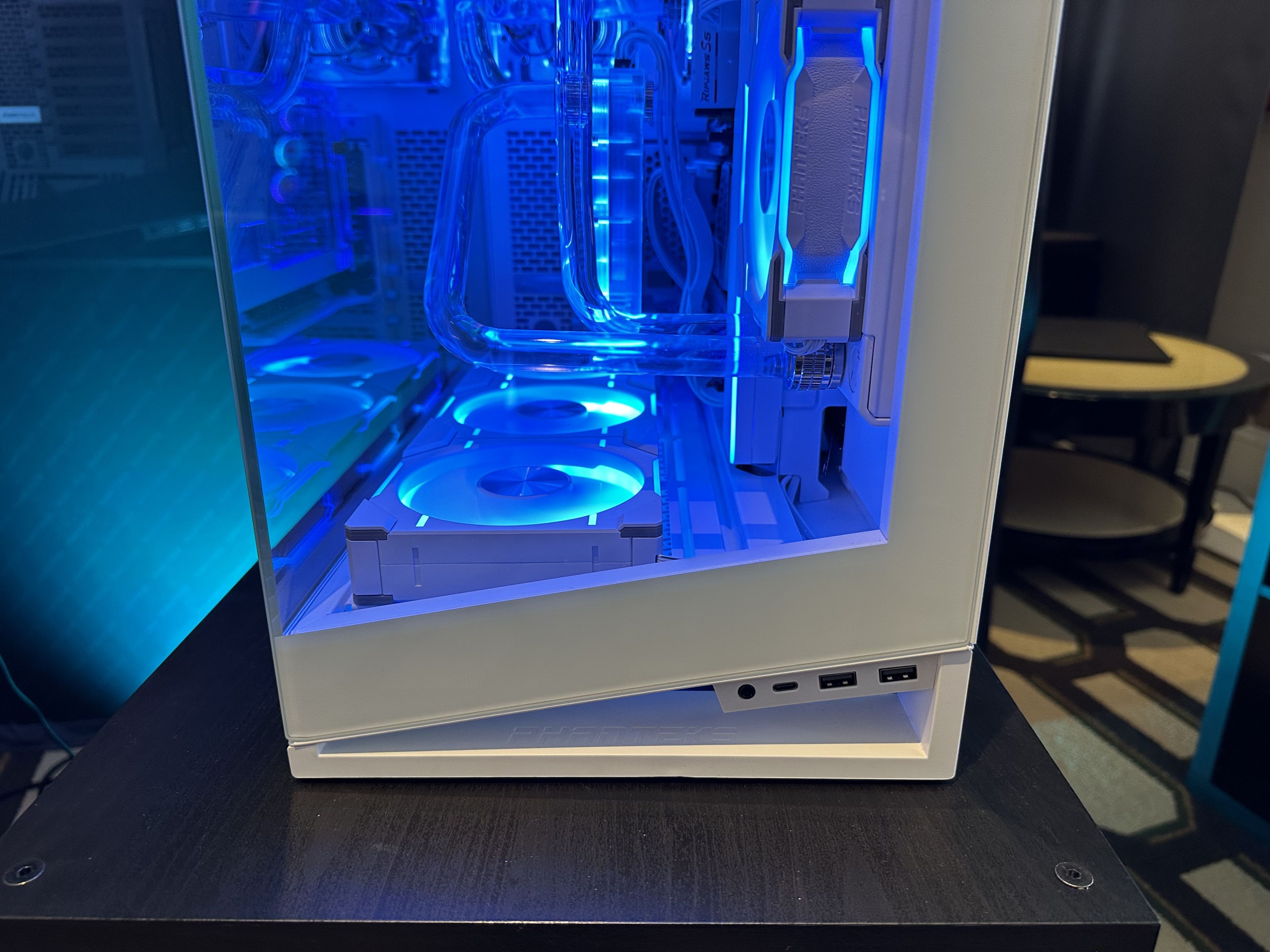 Phanteks zur CES ShowcaseGehäuse, LuftkühlerTrio und mehr (Update