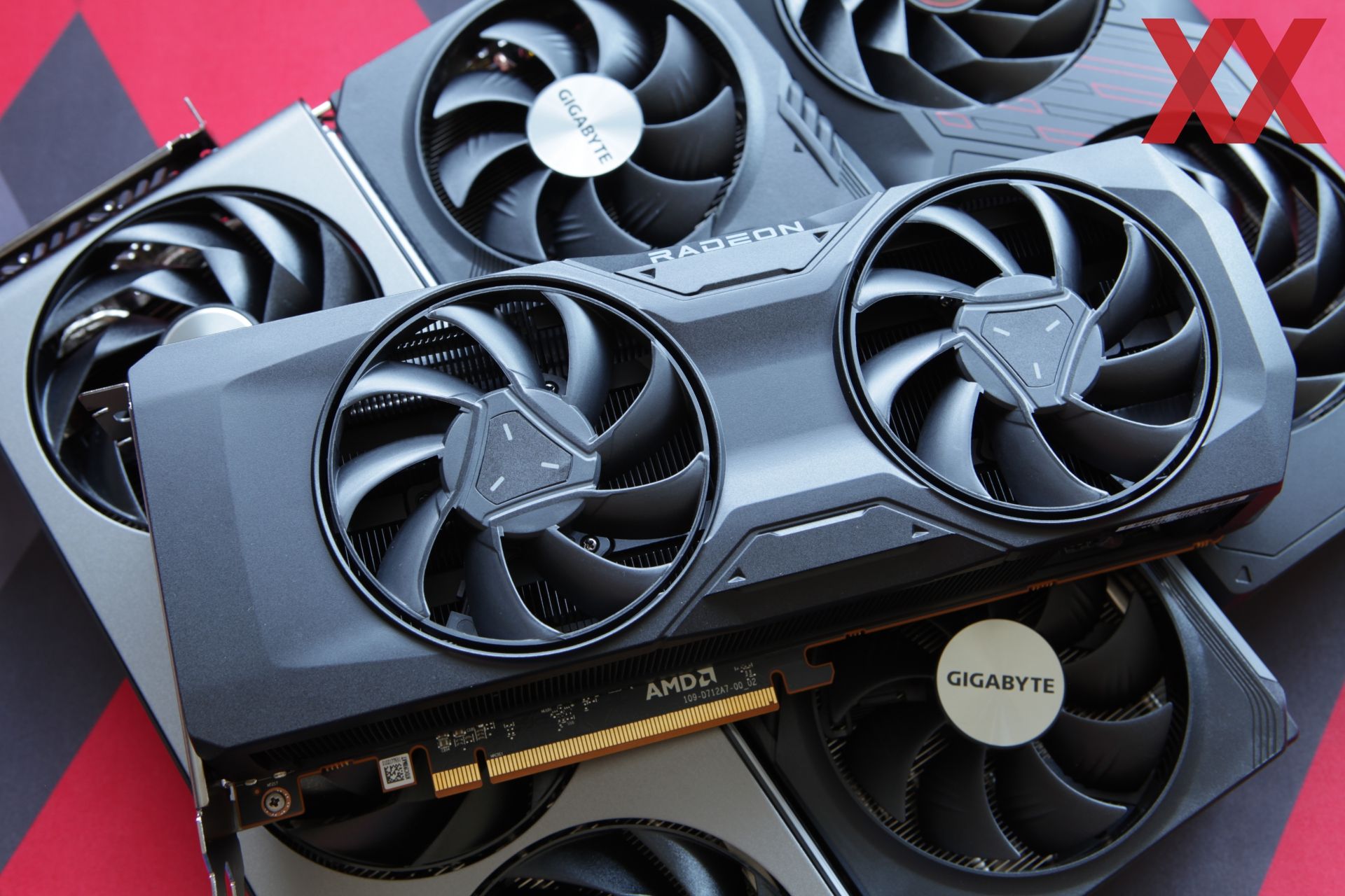 GPUs Radeon RX 7800 XT e RX 7700 XT são até 31% mais rápidas que