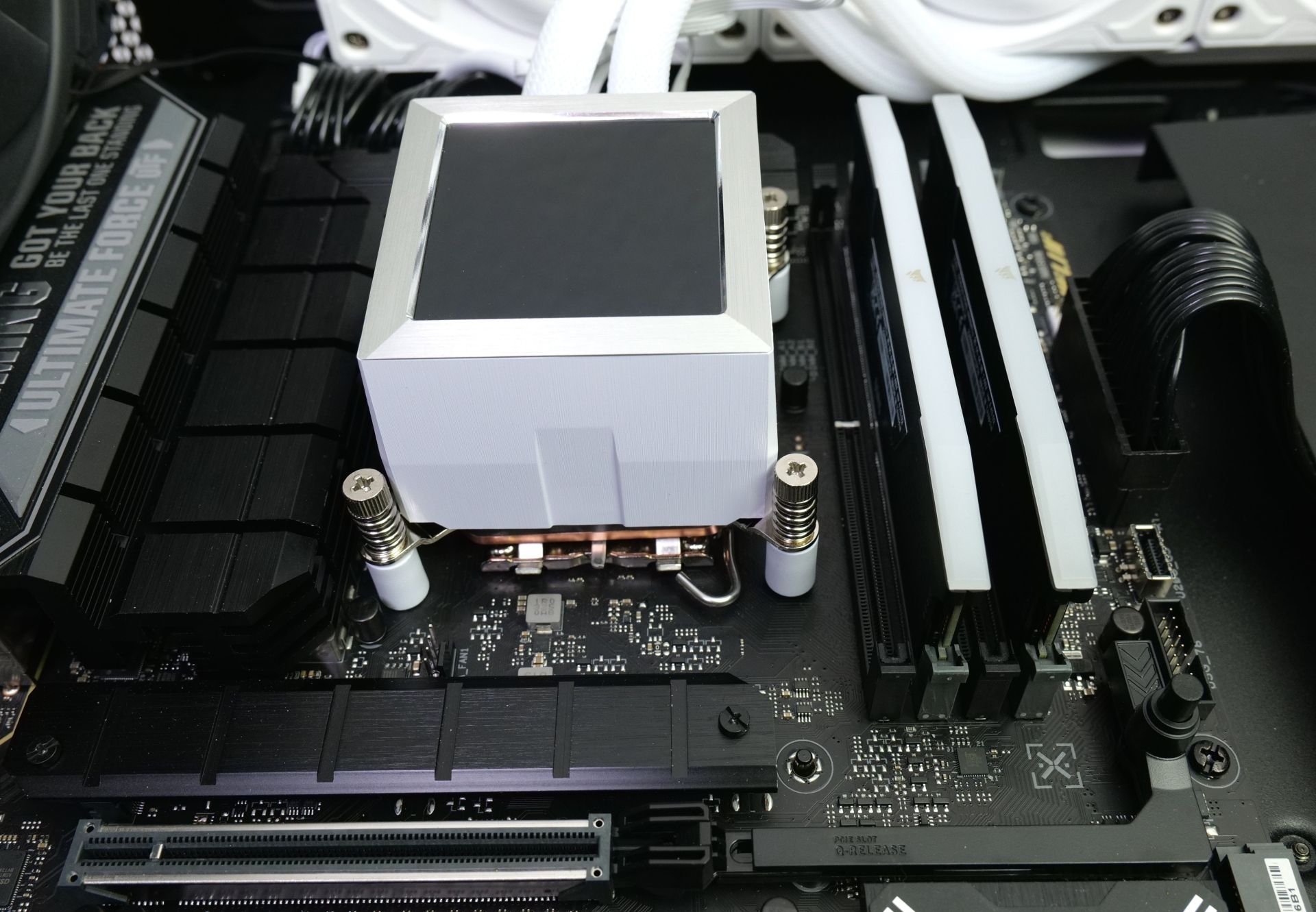 Тест и обзор Lian Li HydroShift LCD 360TL система водяного охлаждения с дисплеем и смещенными