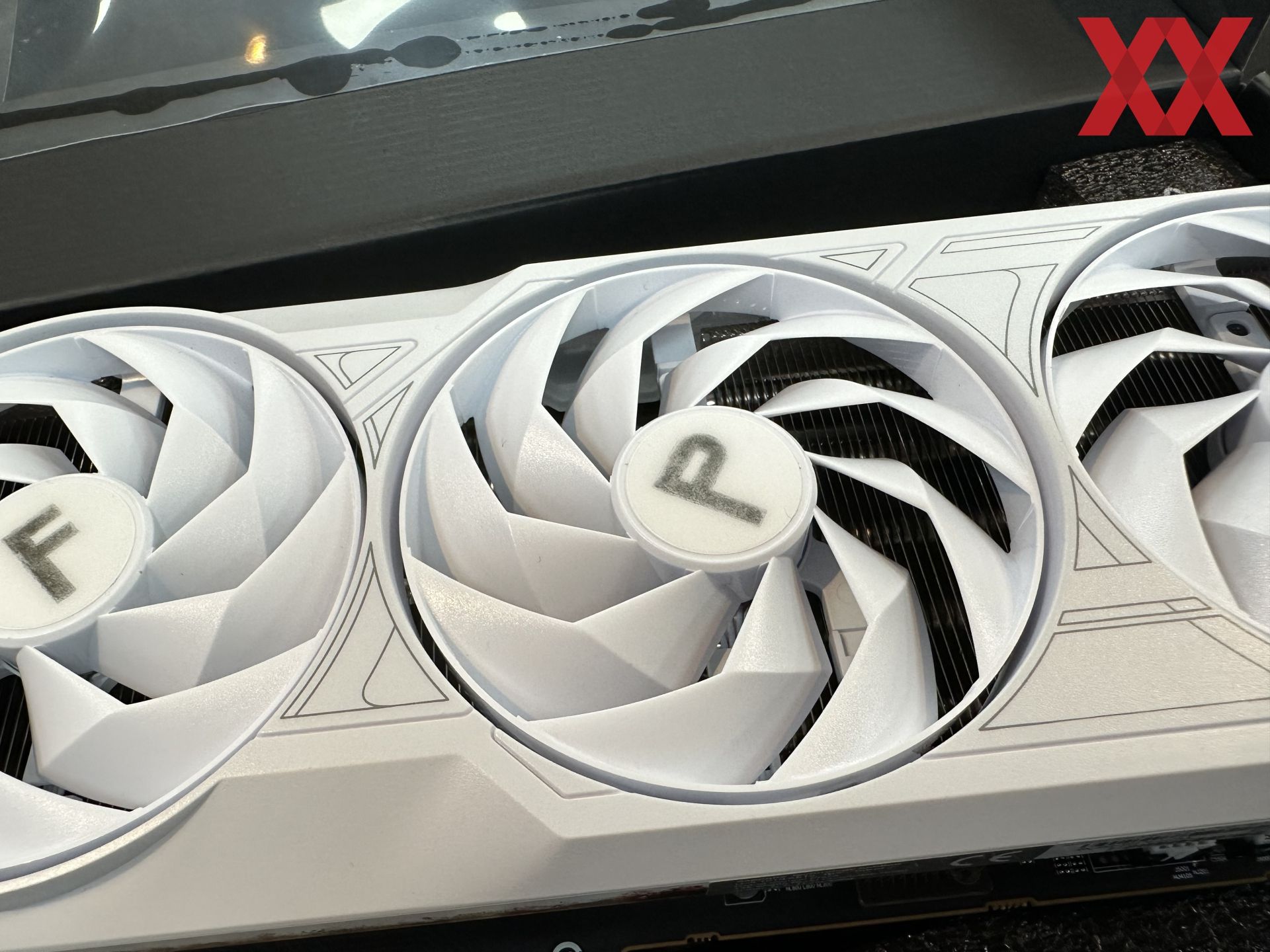 Rx 7700 xt белая