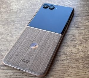 In deze kleur, past de Motorola Razr 60 Ultra goed bij een terrastafeltje. 