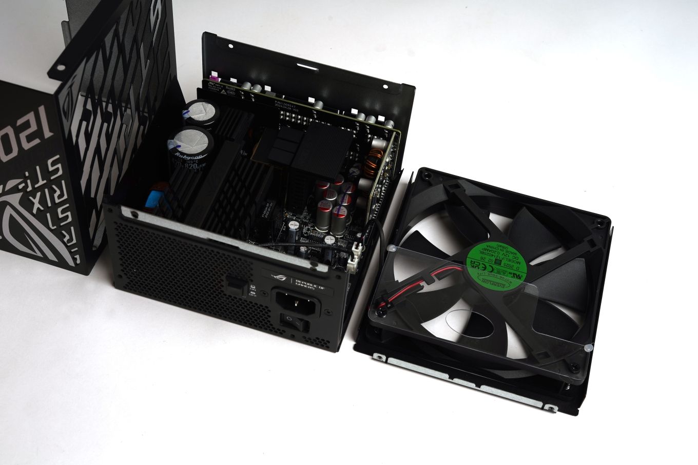 High-End-Technik-mit-ROG-Optik-ASUS-ROG-STRIX-1200W-Platinum