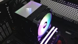 Bild zu Sharkoon A60 RGB im Test: Auffälliger kann ein Dual-Tower-Luftkühler kaum sein