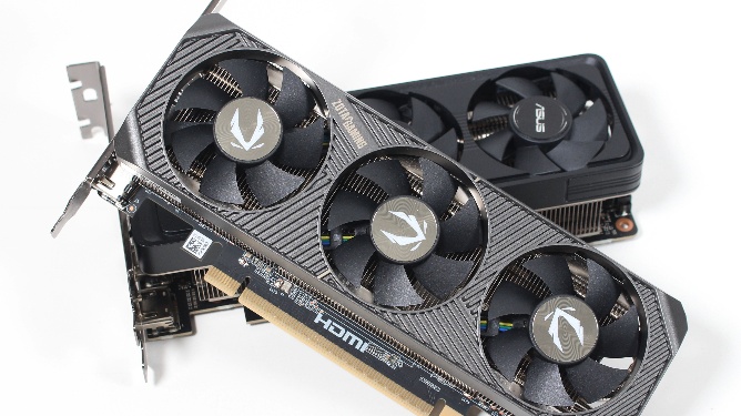 Zwei Low-Profile-Modelle der GeForce RTX 5060