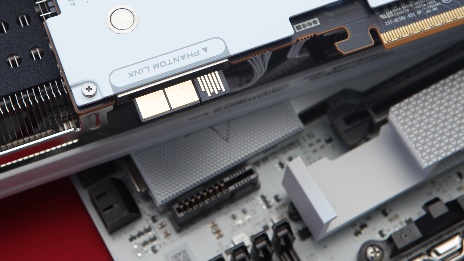 Sapphire versorgt Radeon RX 9070 XT über X870E-Mainboard