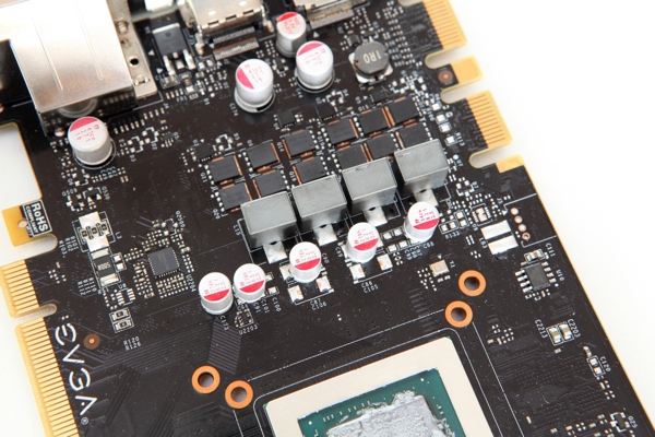 Strom- und Spannungsversorgung der EVGA GeForce GTX 970 FTW ACX 2.0 mit den verbaute Spulen (silberne Bauteile)