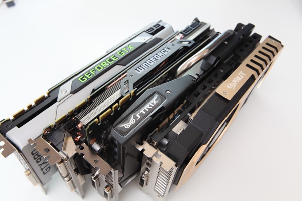 Jeweils zwei GeForce GTX 980 und GTX 970