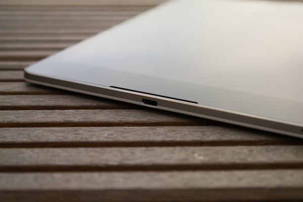 Geladen wird per Micro-USB, Qi-Standard und ähnliches fehlen