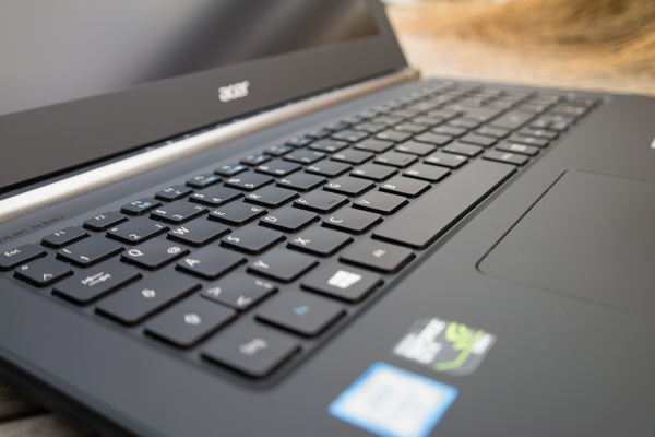 Unter der Tastatur liefert die Skylake-CPU ausreichend Leistung für Office und Co.