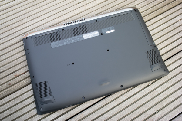 Das Gehäuse bleibt vergleichsweise kühl, der Lüfter stört bei vollen Touren jedoch