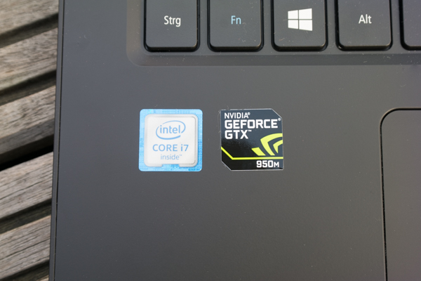 Die Aufkleber täuschen: Für alle Lebenslagen ist das Aspire V 15 Nitro nicht konzipiert