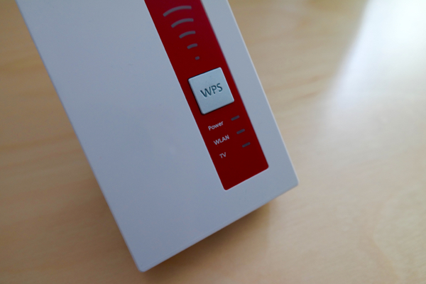 Einfache Verbindung per WPS, wichtige Informationen per LED: Die Front ist aufgeräumt