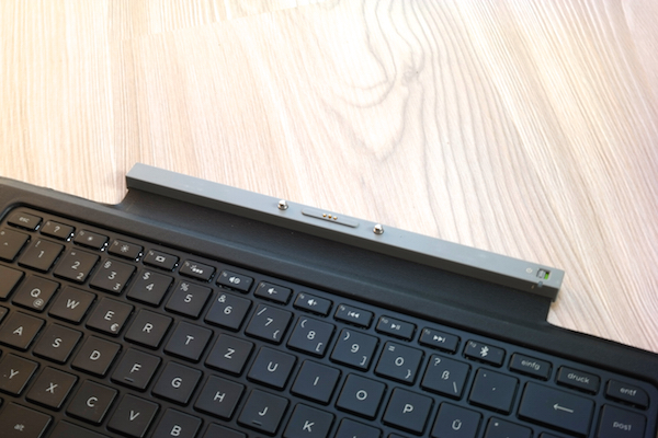Magnete sorgen für einen sicheren Halt, elektrische Kontakte für das Laden des Tastatur-Akkus