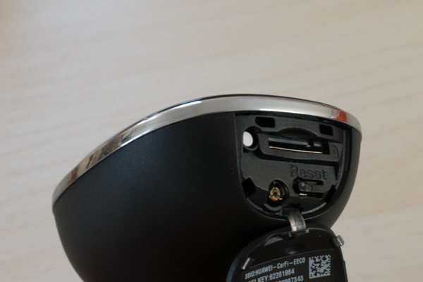 Micro-SIM, Reset-Schalter und Anschluss für eine externe Antenne verbergen sich hinter einer Schutzklappe