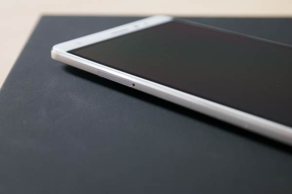 Der schmale Rand stört in der Hand kaum - anders als beim Samsung Galaxy S6 edge