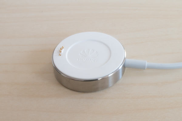 Pins statt drahtlos: Das Lade-Dock wirkt etwas lieblos
