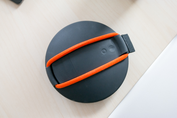 Das Gummiband ermöglicht zahlreiche Arten der Befestigung