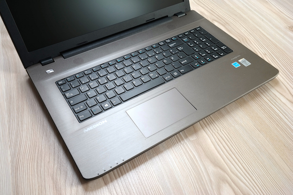 Druckpunkt und Hub der Tastatur gefallen, das Klappern sowie das schief eingesetzte Touchpad nicht