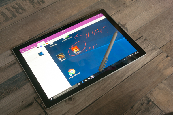 Der neue Surface Pen liegt besser in der Hand und bietet mehr Druckstufen
