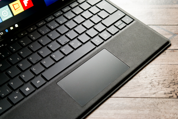 Das Touchpad ist größer als bisher, aber immer noch zu klein