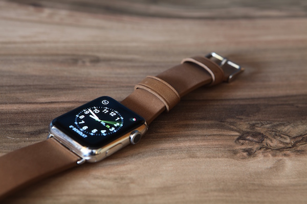 Apple Watch mit braunem Leder-Armband von Monowear
