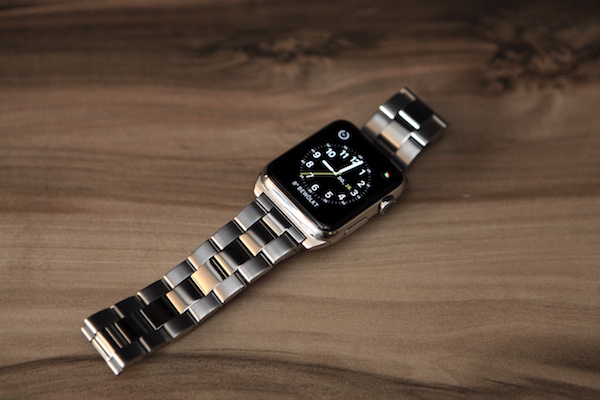 Apple Watch mit silbernem Metall-Armband von Monowear