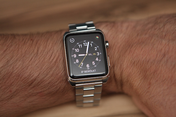 Apple Watch mit silbernem Metall-Armband von Monowear