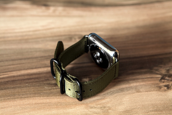 Apple Watch mit grünem Nylon-Armband von Monowear