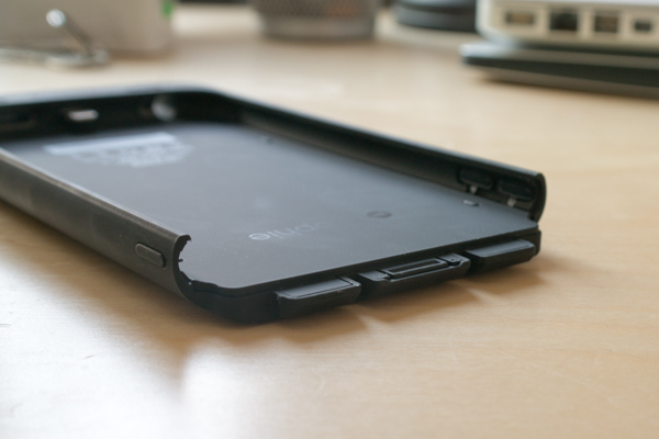 Der 2.600 mAh fassende Akku nimmt die Rückseite des Juice Pack ein