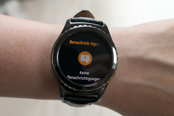 Die Benutzeroberfläche ist nicht vollständig an das runde Display angepasst
