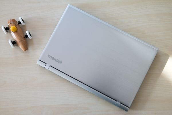 Satellite P50-C: Oben dominiert Aluminium, unten setzen Toshiba auf Kunststoff
