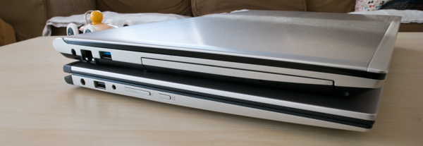 Blick auf die linke Seite: Das P50-C (oben) bietet Ethernet und DVD-Brenner