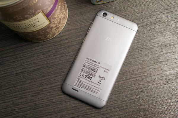 Das Design täuscht: Die Rückseite ist nicht entfern-, der Akku nicht tauschbar