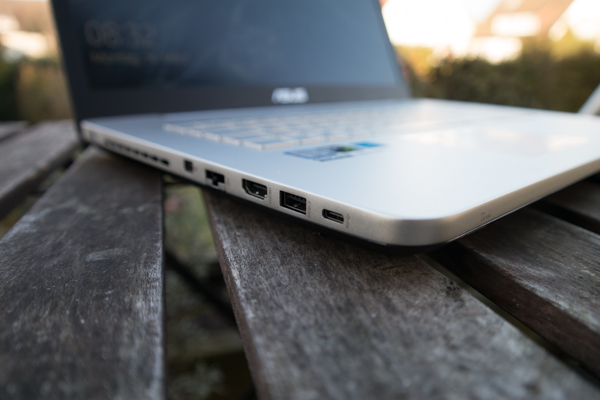 USB 3.1 Gen 2 ist mit an Bord, ebenso schnelles WLAN