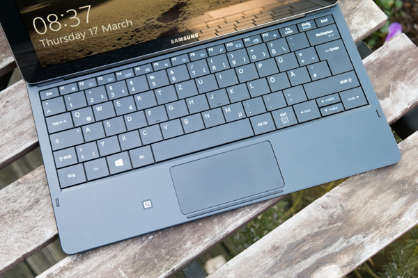 Samsung bietet zwar große Tasten, aber zu wenig Hub und ein zu kleines Touchpad