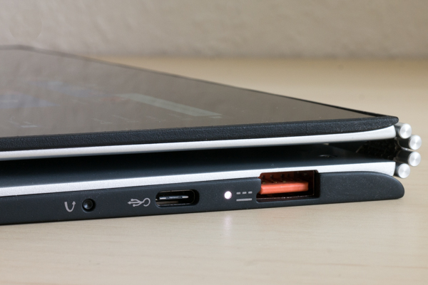 Das Yoga 900S bietet dreimal USB in unterschiedlichen Variationen und schnelles WLAN - aber keinen Kartenleser