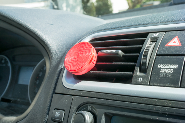In der Halterung - hier das Modell für die Lüftung - stecken lediglich ein Magnet sowie ein Bluetooth-Modul