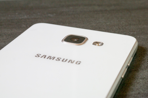 Das Galaxy A5 (2016) bietet unter anderem eine gute Kamera, liegt preislich aber zu dicht am Galaxy S6