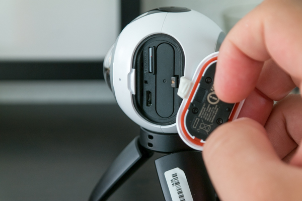 Blick ins Innere: Der Akku ist entnehmbar, ohne microSD-Karte kann die Gear 360 nicht genutzt werden