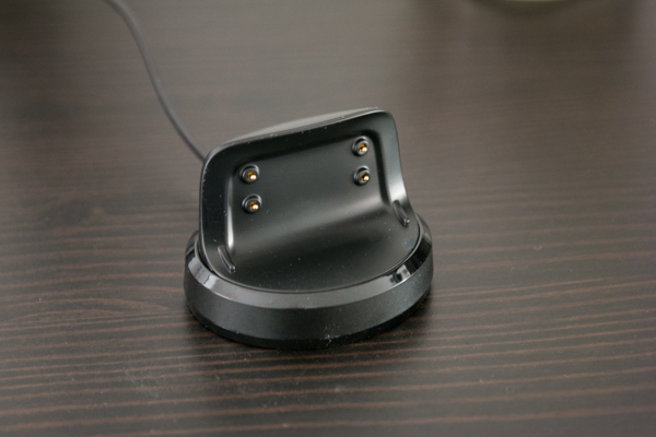 Die Gear Fit2 wird im mitgelieferten Dock geladen, der Akku ist etwas kleiner als beim Vorgänger