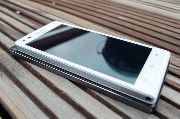 Bekanntes Design: Das Ascend G6 übernimmt die Formensprache des Ascend P7 (unten)