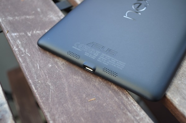 Spartanische Anschlüsse: Micro-USB mit SlimPort-Unterstützung unten, ...