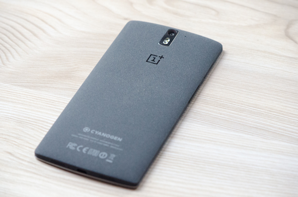 OnePlus One in Sandstone Black: Die Oberfläche erinnert an Schleifpapier