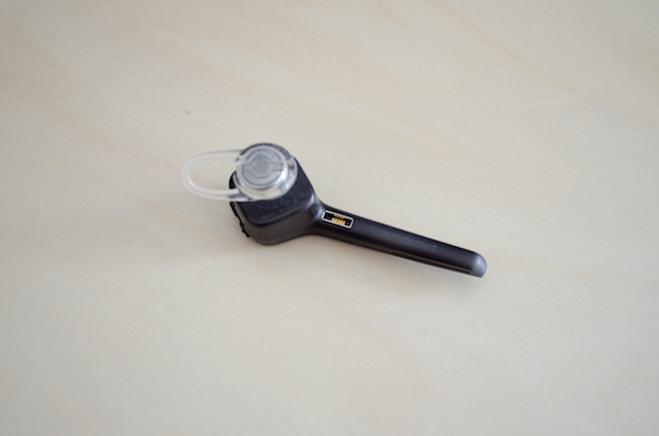 In-Ear-Halterung und Kontakte für das Laden im Etui