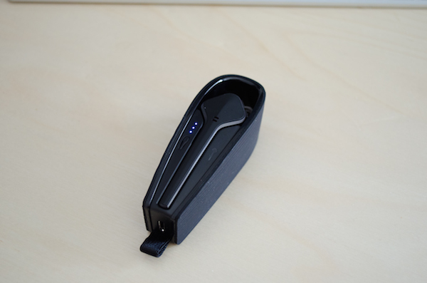 Etui mit Headset: LEDs informieren auf Wunsch über den Akkustand