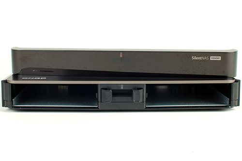 Die Frontklappe hält magnetisch