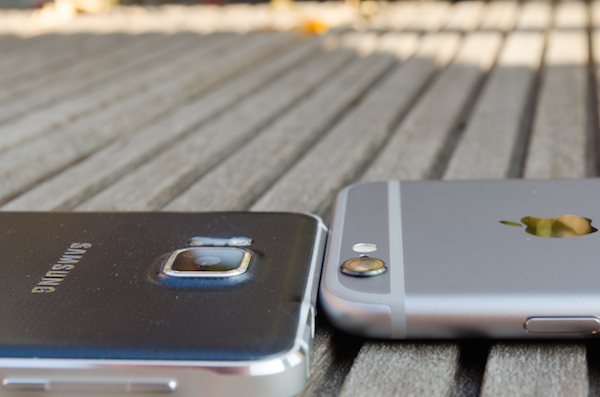 Bei Apple kritisiert, bei Samsung ebenso vorhanden: Die Kamera steht aus dem dünnen Gehäuse hervor